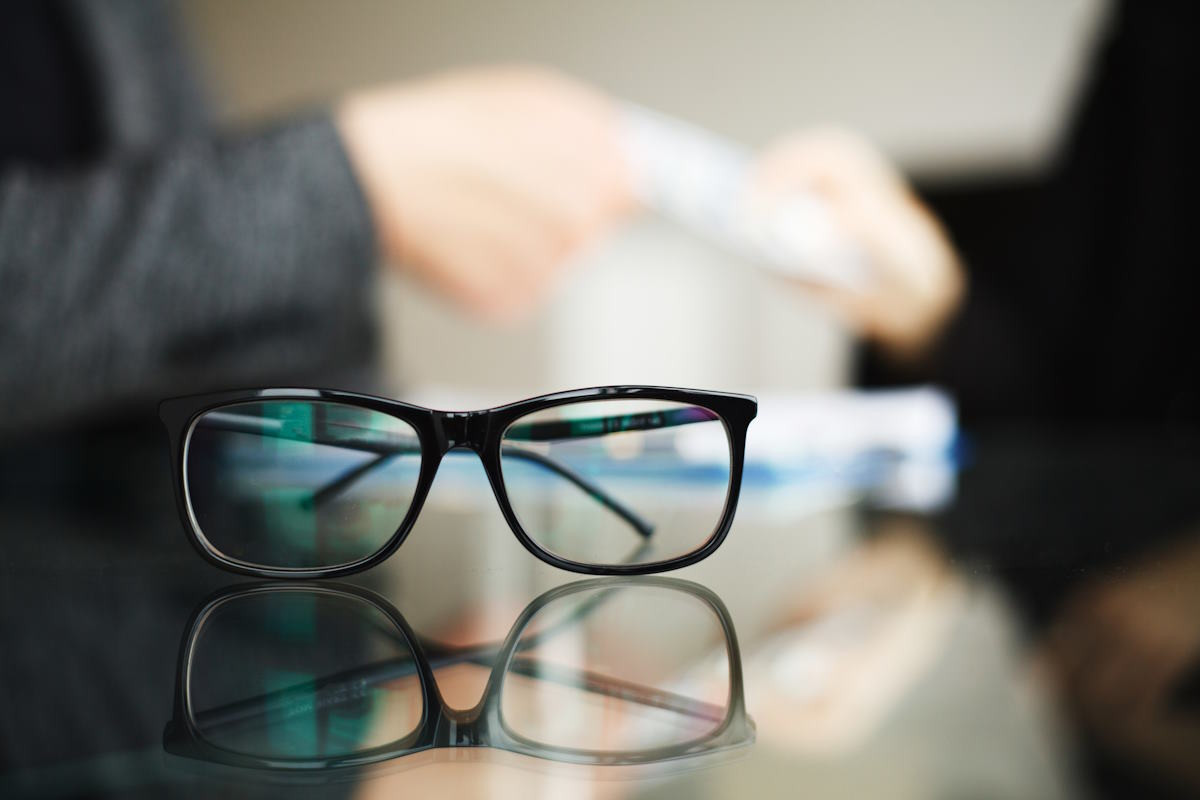 Co jest lepsze plusy czy minusy w okularach?